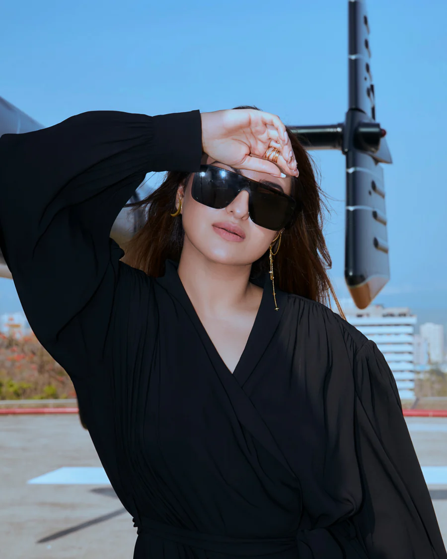 Sonakshi sinha wearing Era stories's earring